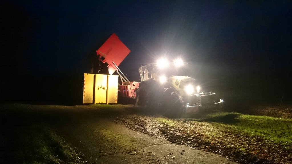 De opvangbak van de versnipperaar legen in een van onze containers.