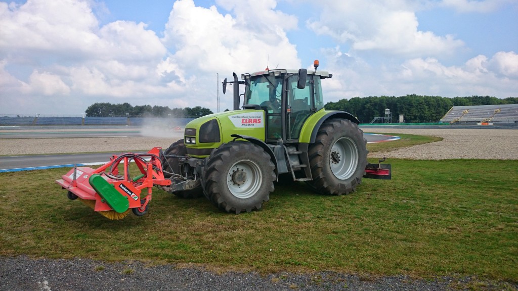 Met onze veegmachine het TT Circuit Assen schoonmaken.